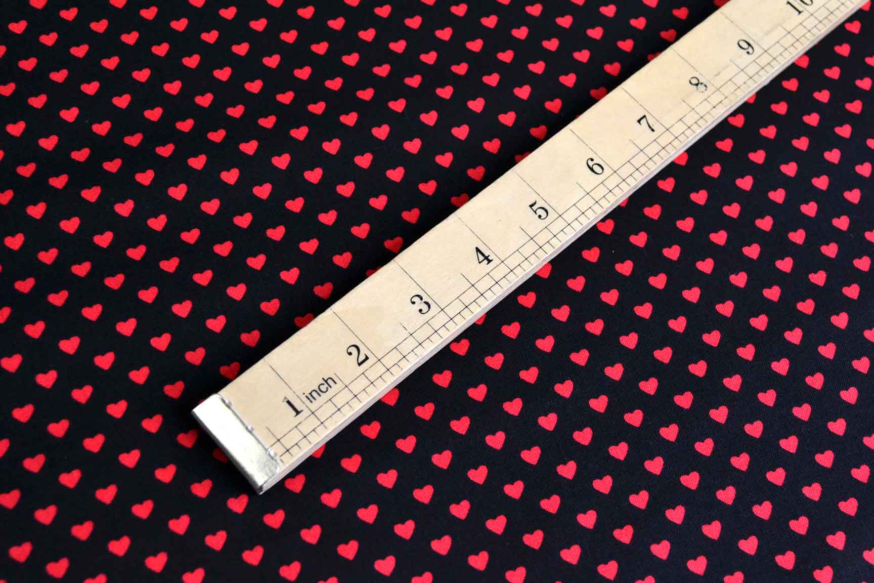 Hearts Red on Black, Makower