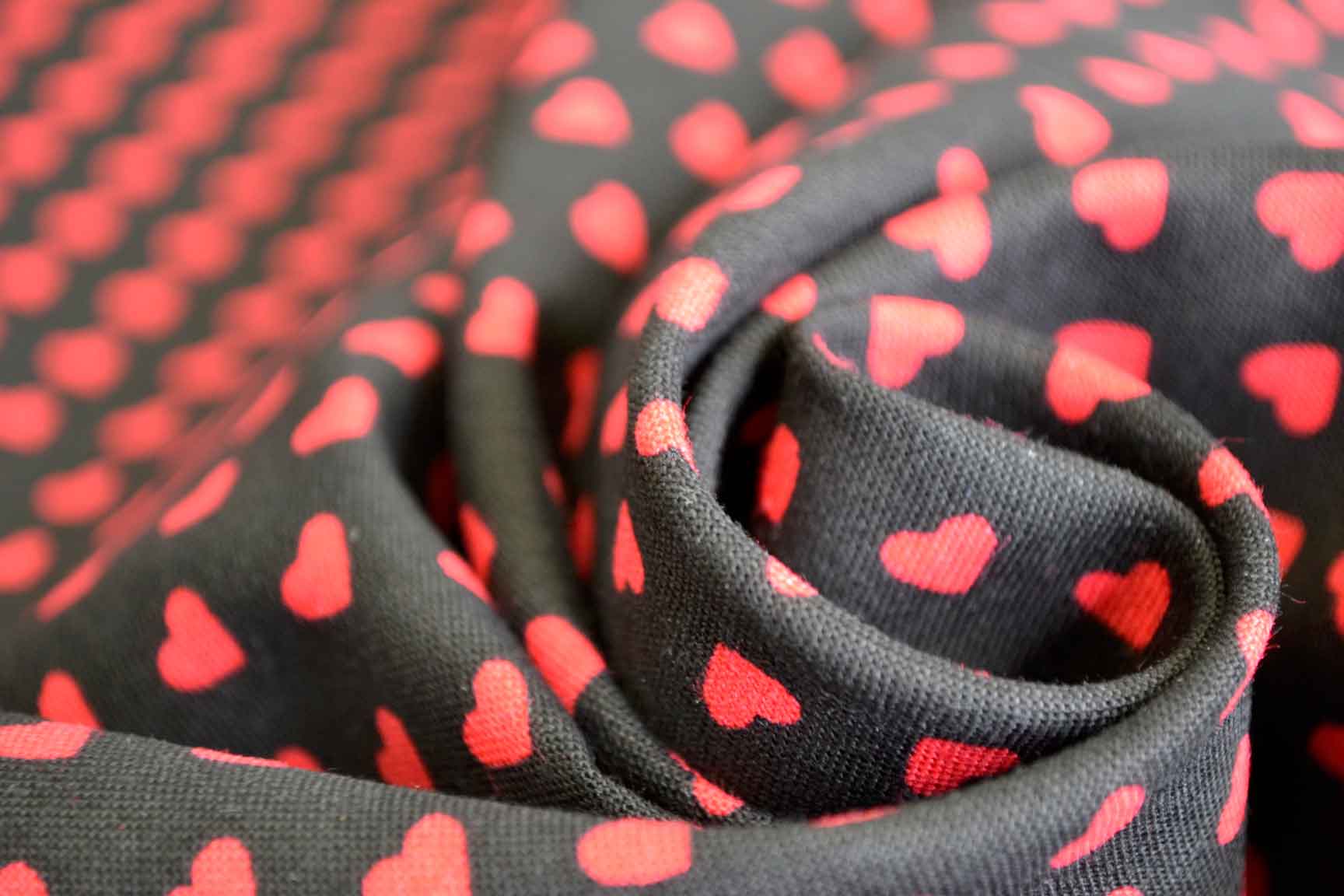 Hearts Red on Black, Makower